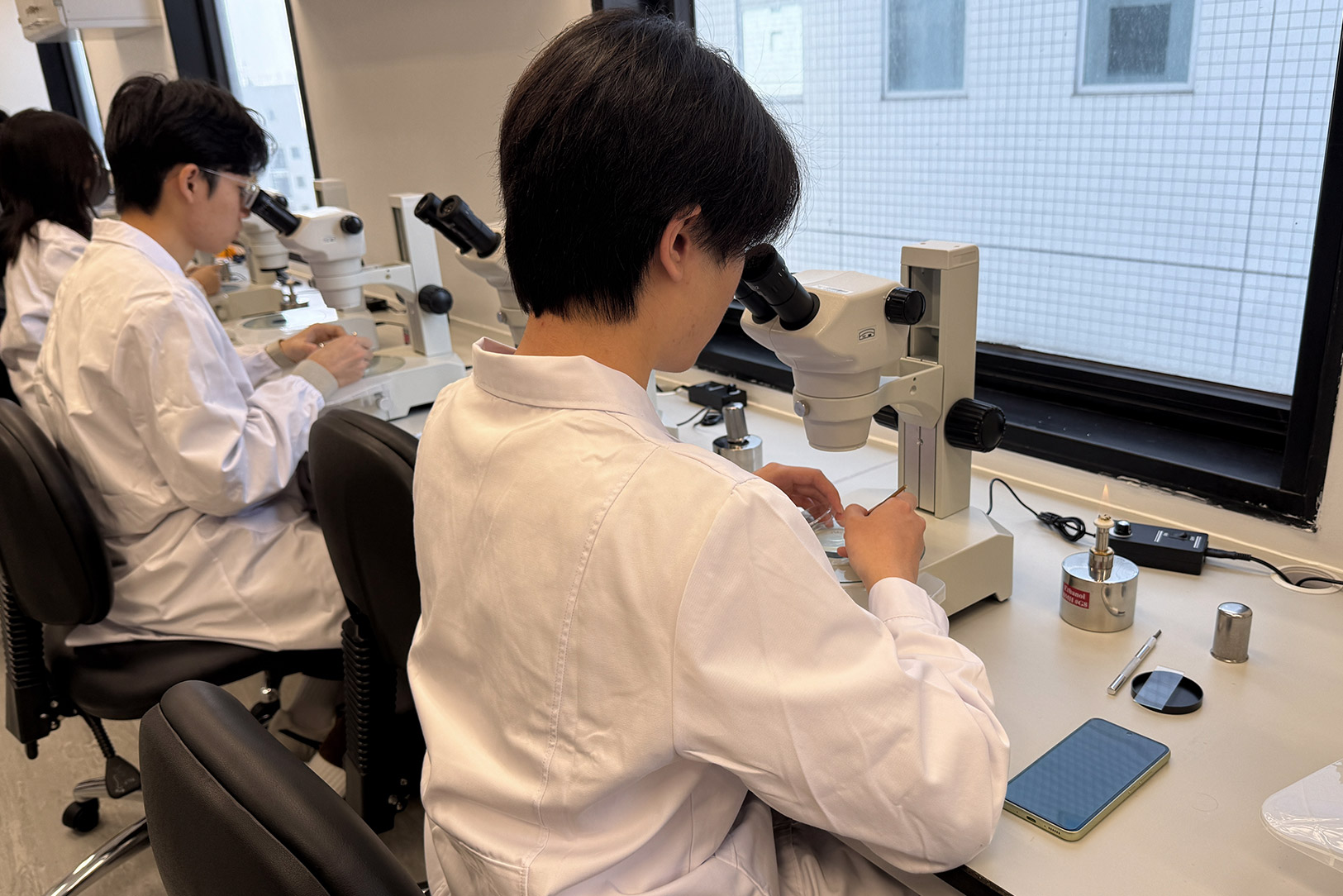 HKUST students in a lab doing an experiement